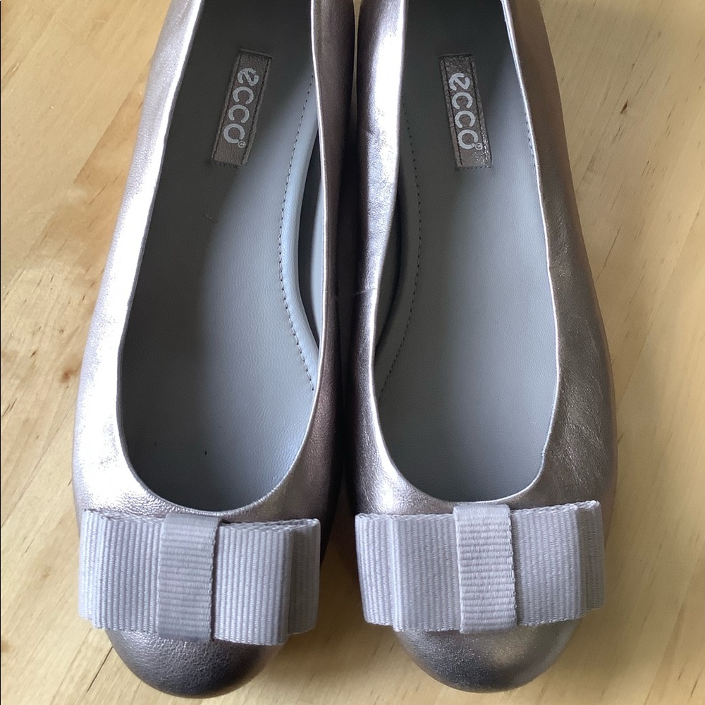 Ecco new size 37 7 bow flats leather metallic